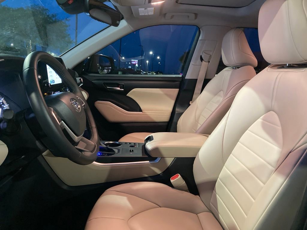 Certified 2025 Toyota Highlander XLE image 10