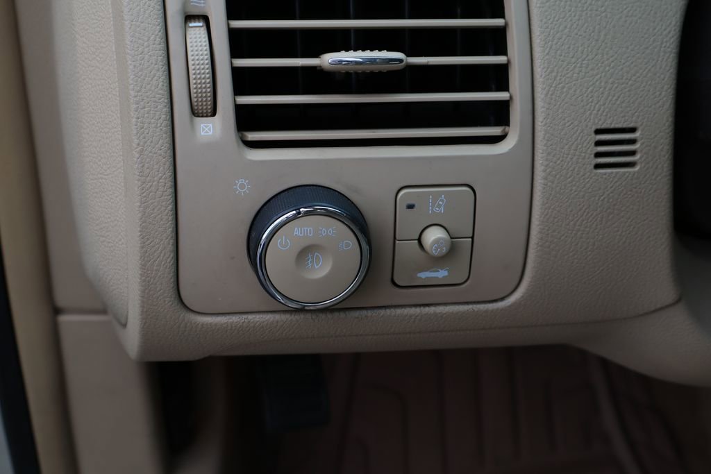 Used 2011 Buick Lucerne CXL image 11