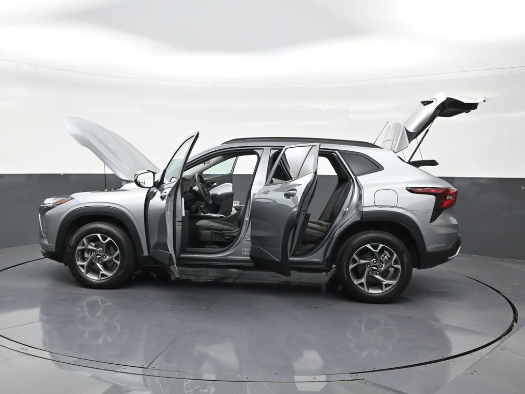 Used 2025 Chevrolet Trax LT FWD image 31