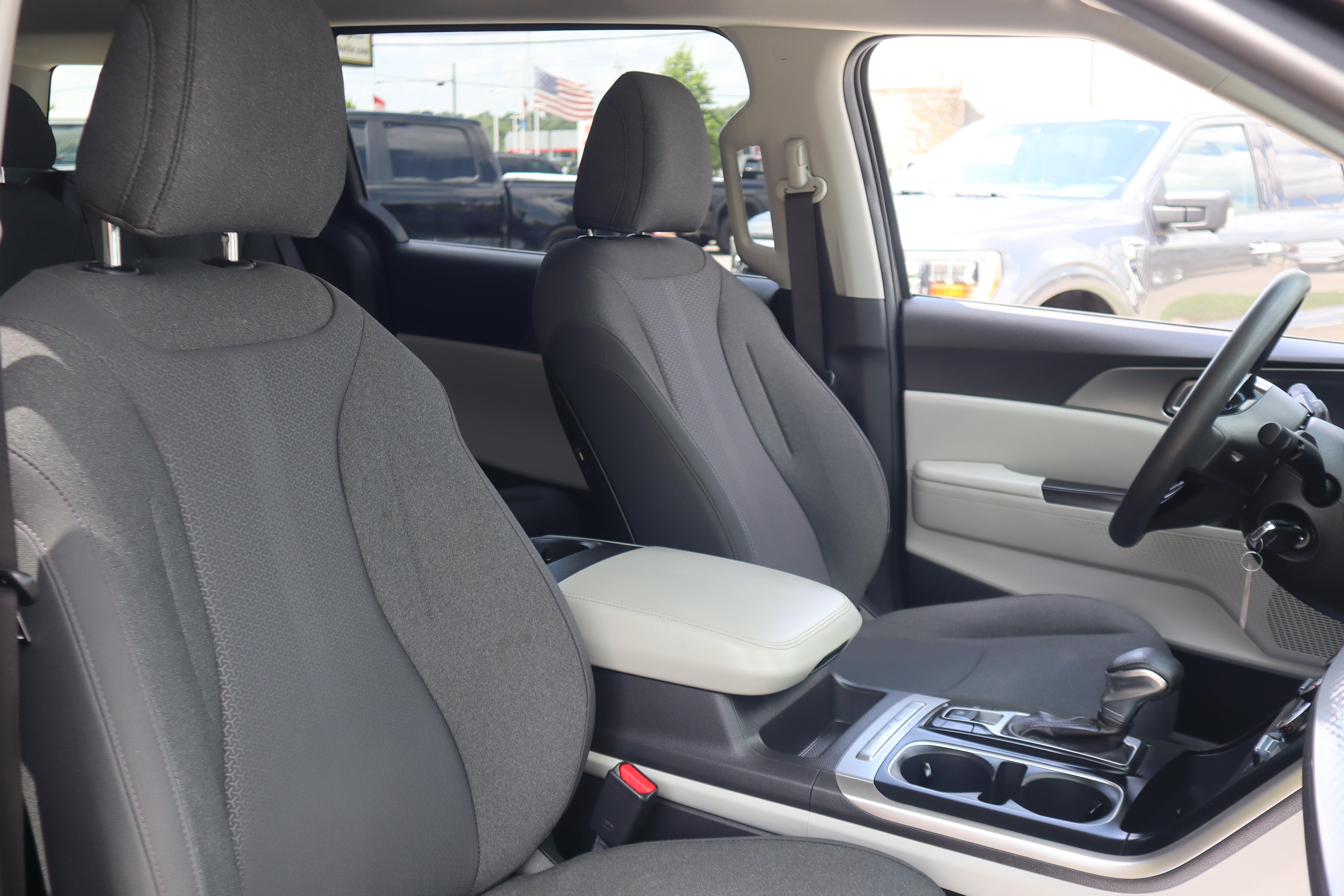 Used 2023 Kia Carnival LX FWD image 26