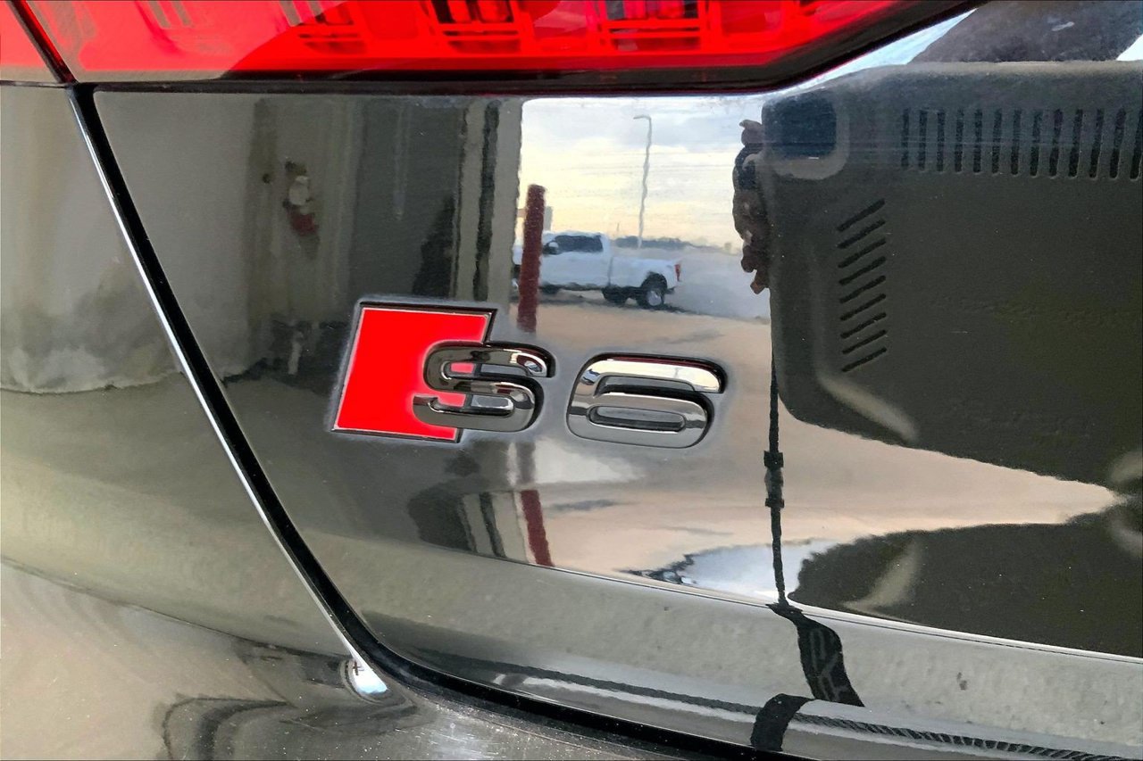 Used 2022 Audi S6 Premium Plus w/ S Sport Package AWD/4WD image 31