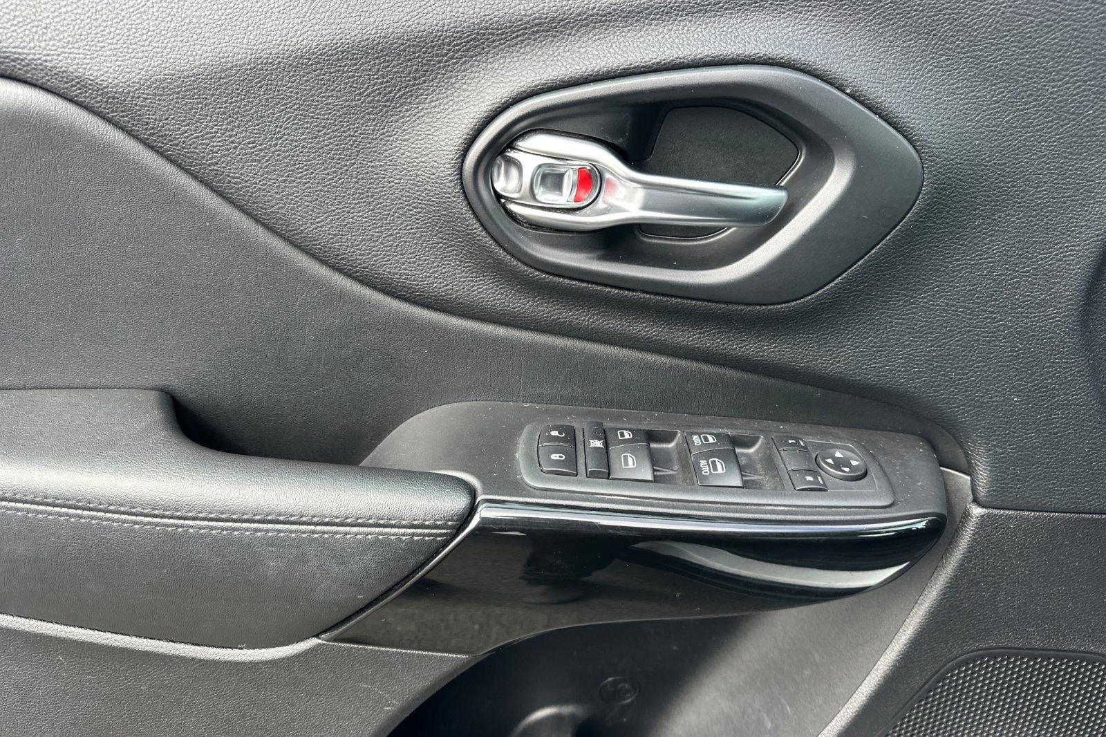 Used 2020 Jeep Cherokee Latitude Plus image 10