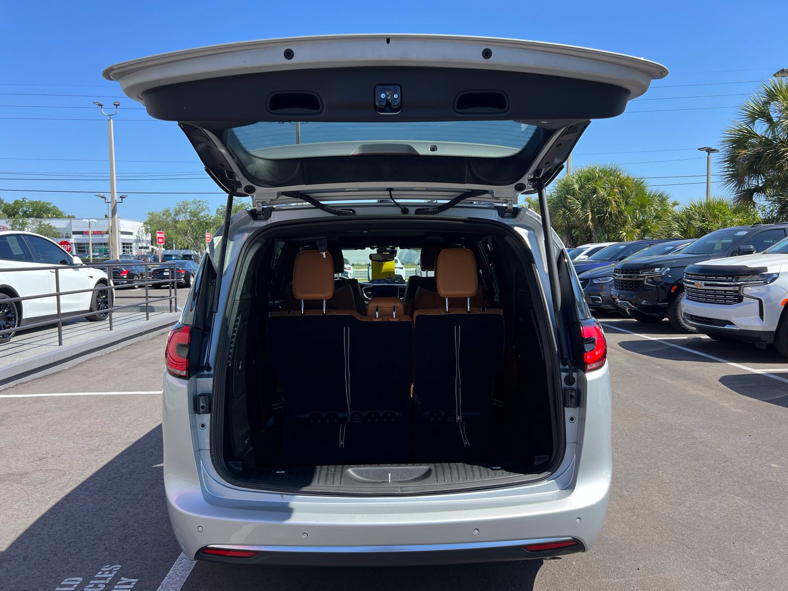 Used 2023 Chrysler Pacifica Pinnacle FWD image 18