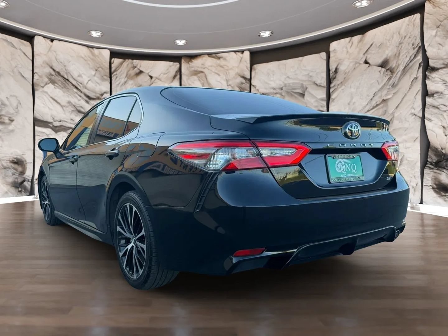 Used 2018 Toyota Camry SE w/ Moonroof Package FWD image 8