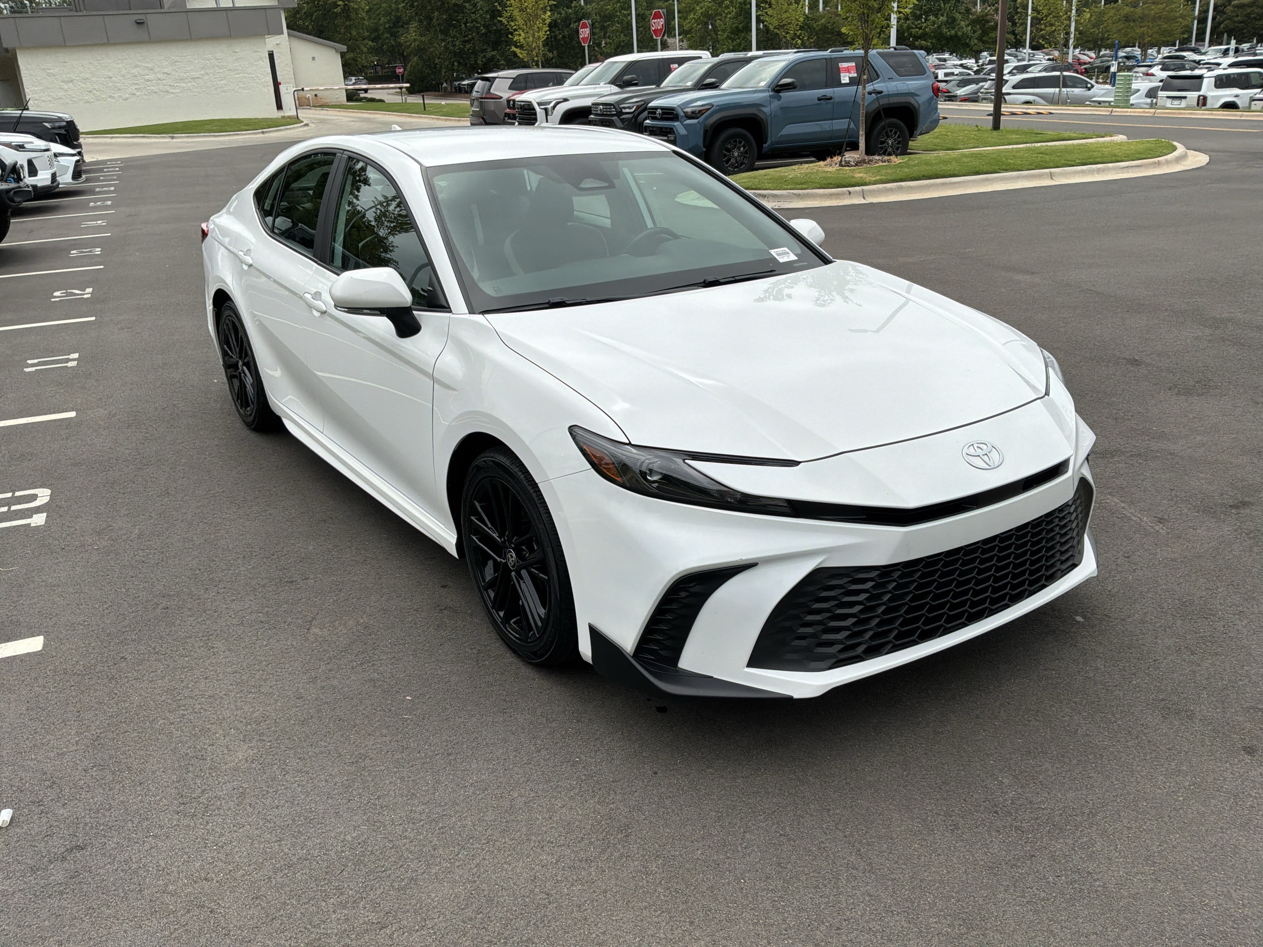 Used 2025 Toyota Camry SE FWD image 2
