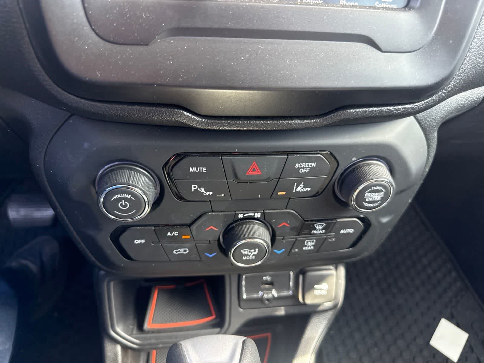 Used 2018 Jeep Renegade Latitude w/ Advanced Technology Group FWD image 29