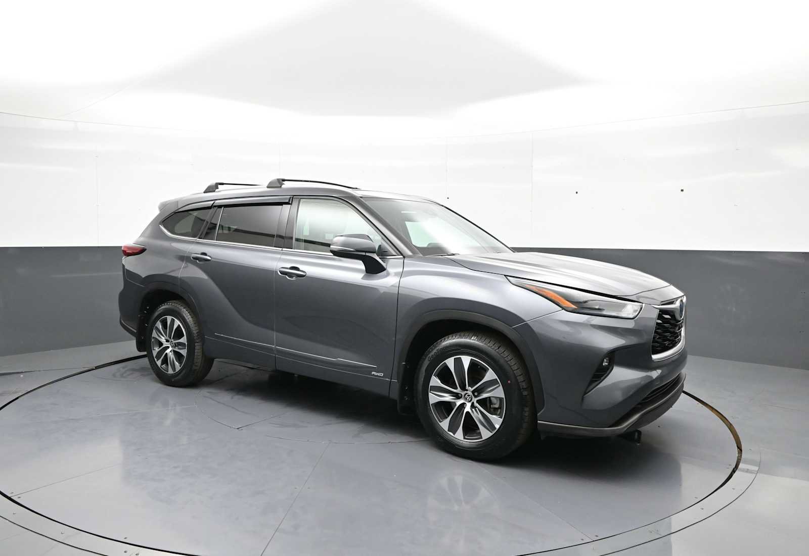 Used 2022 Toyota Highlander XLE AWD/4WD image 3