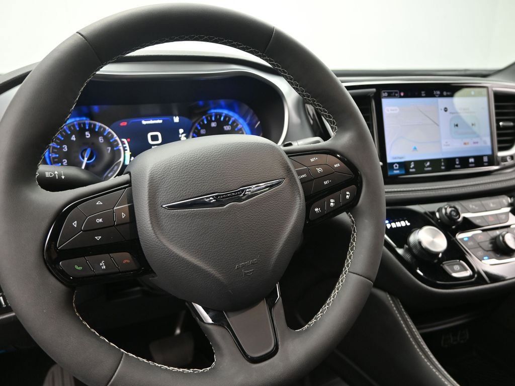 Used 2025 Chrysler Pacifica Limited image 18
