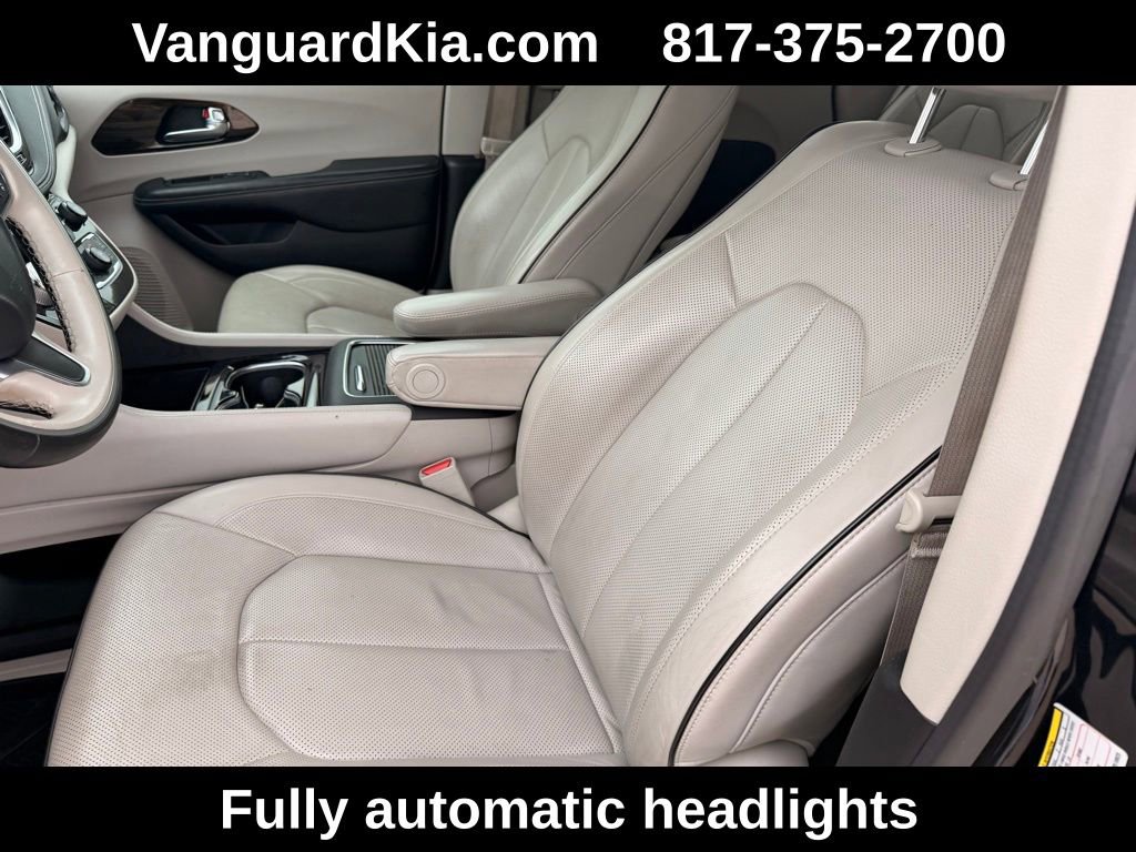 Used 2021 Chrysler Pacifica Limited w/ Uconnect Theater Family Group image 13