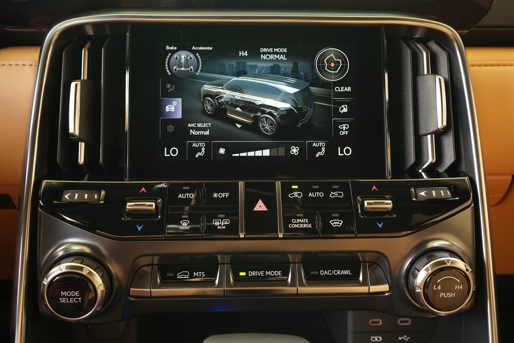 Used 2025 Lexus LX 600 4WD w/ Luxury Package image 18