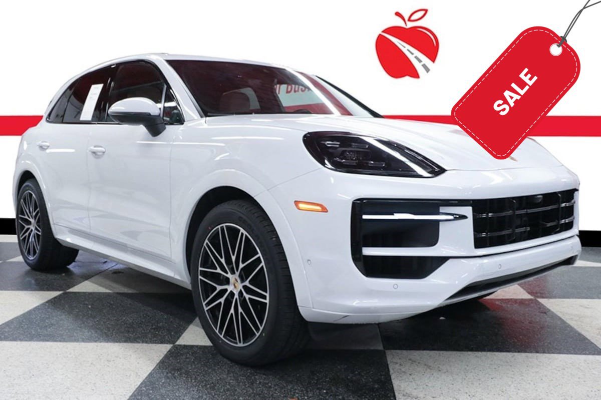 Used 2024 Porsche Cayenne AWD/4WD image 1