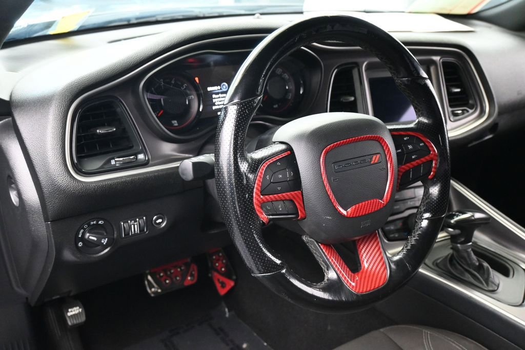 Used 2022 Dodge Challenger SXT w/ Driver Convenience Group RWD image 15