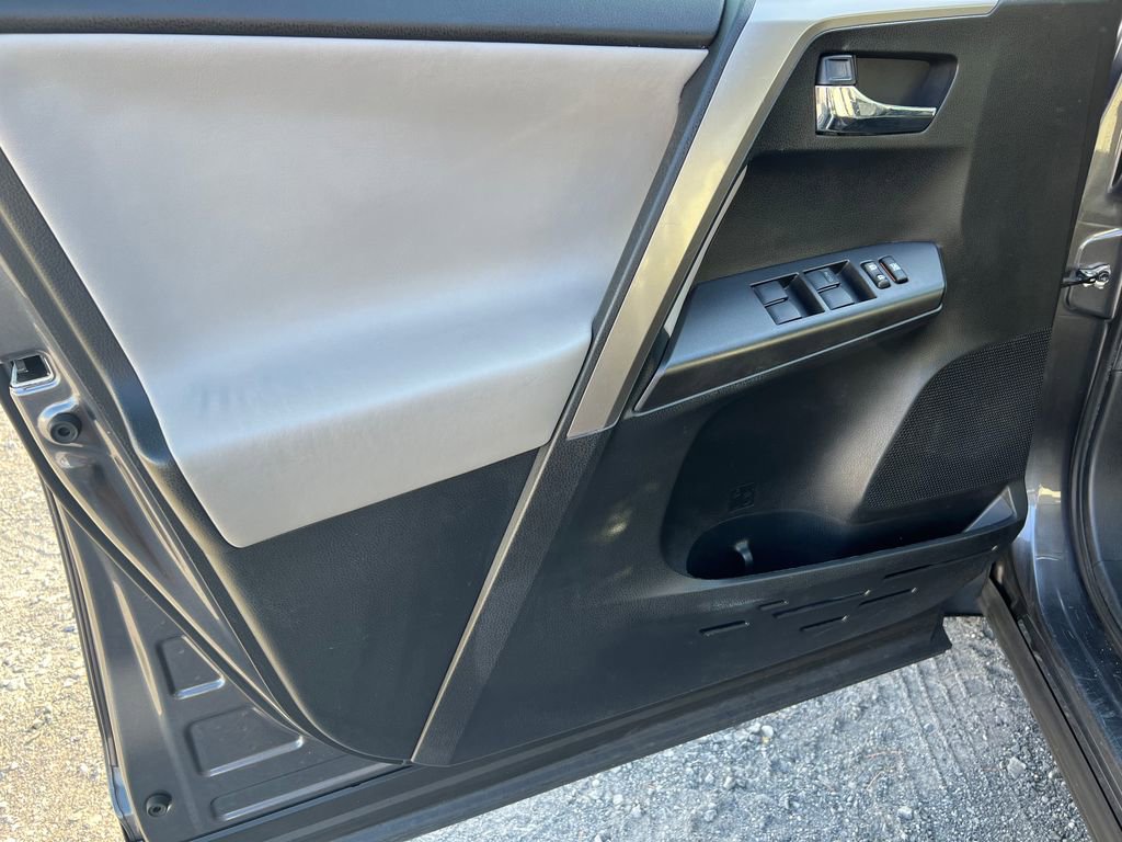 Used 2017 Toyota RAV4 XLE AWD/4WD image 16