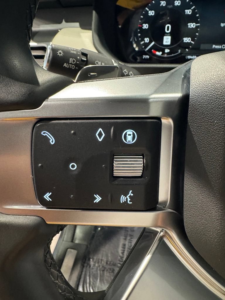 Used 2024 Land Rover Discovery Dynamic SE AWD/4WD image 19