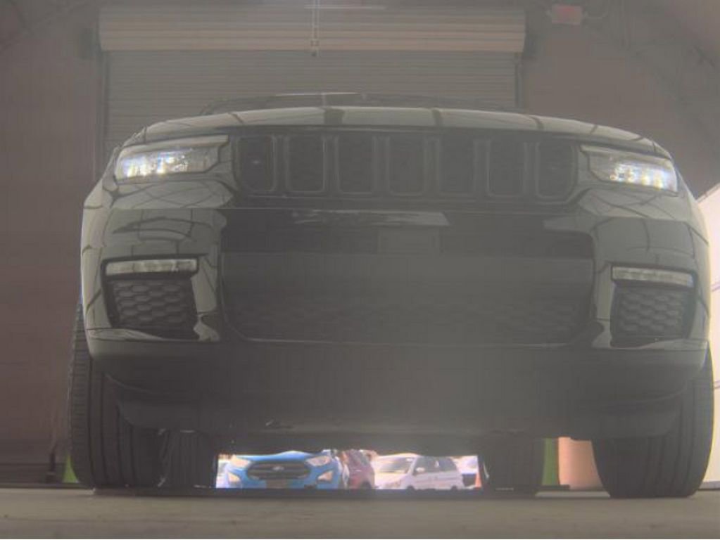 Used 2022 Jeep Grand Cherokee L Limited w/ Black Appearance Package AWD/4WD image 3
