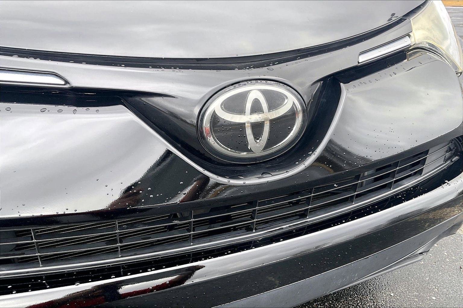 Used 2018 Toyota RAV4 LE image 25