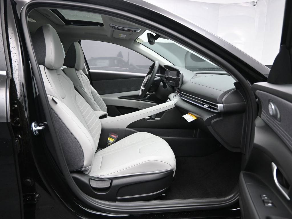 Used 2025 Hyundai Elantra Limited FWD image 33