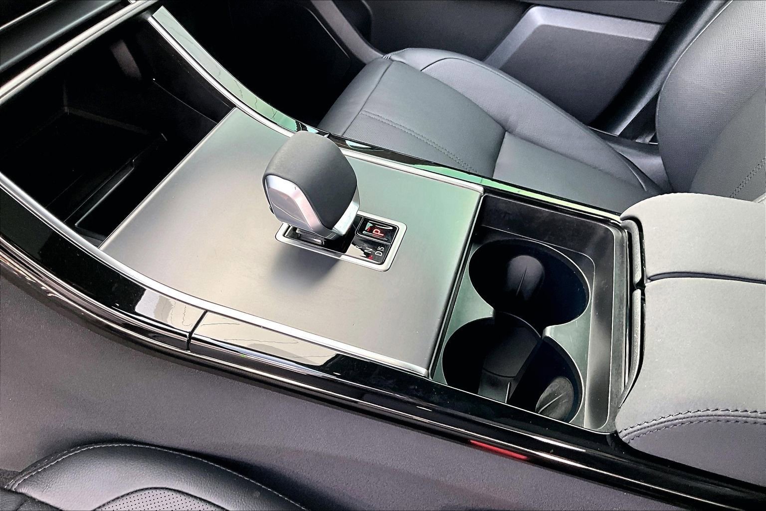 Certified 2025 Land Rover Range Rover Velar Dynamic SE image 17