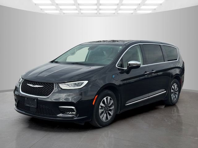 Certified 2023 Chrysler Pacifica Limited image 3