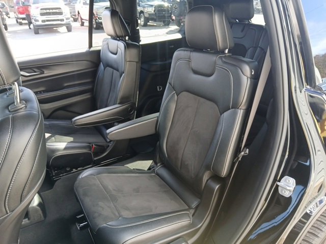 Used 2023 Jeep Grand Cherokee L Laredo image 32
