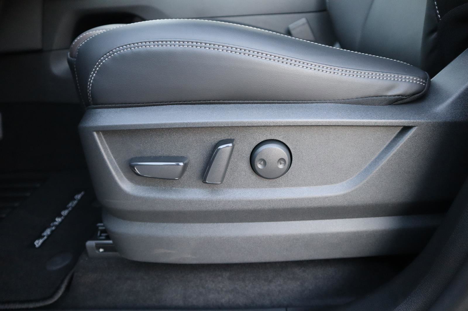 New 2026 Nissan Armada SL w/ Captain's Chari Seat Package image 18