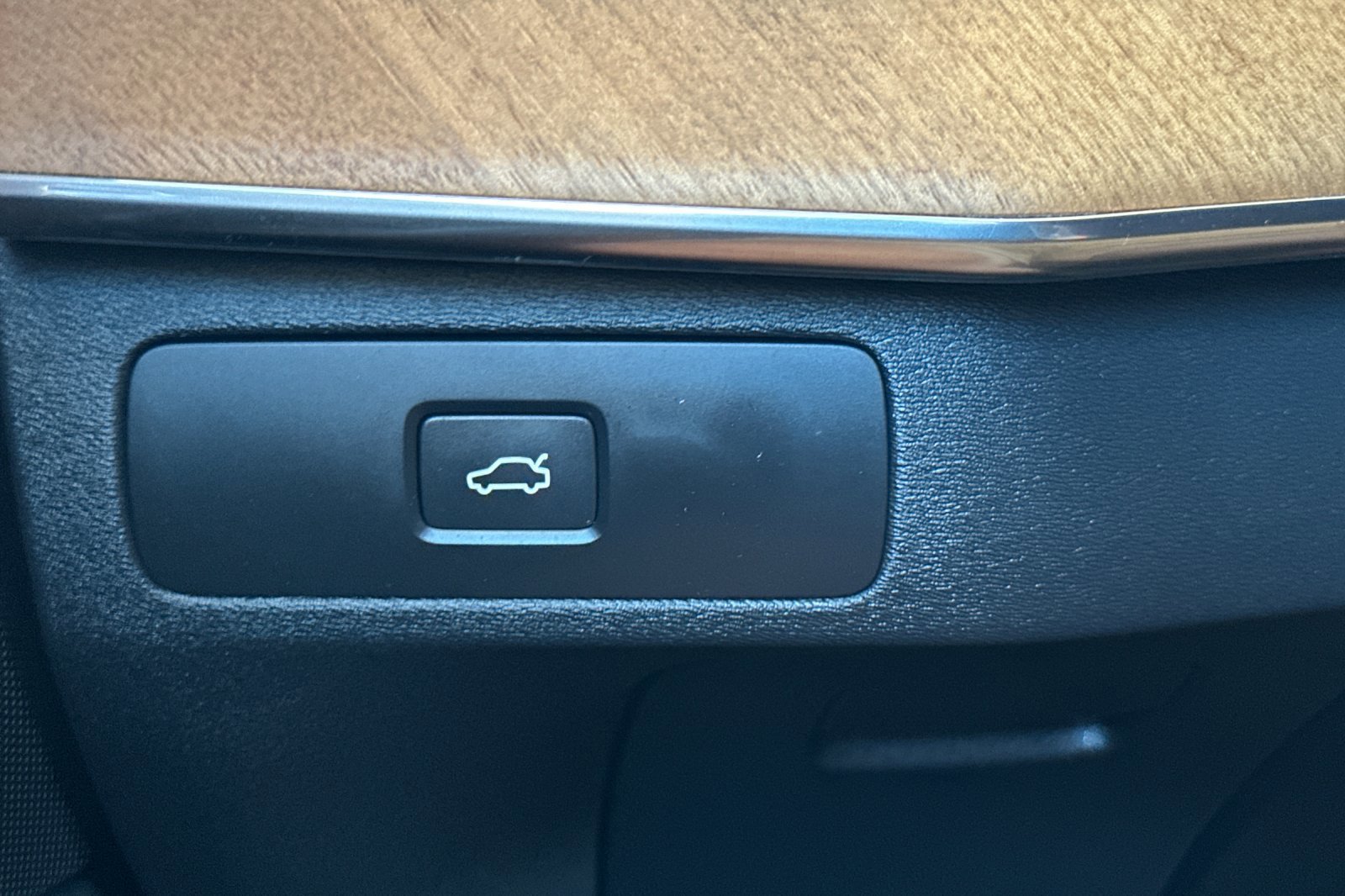 Certified 2025 Volvo XC90 B6 Plus image 33