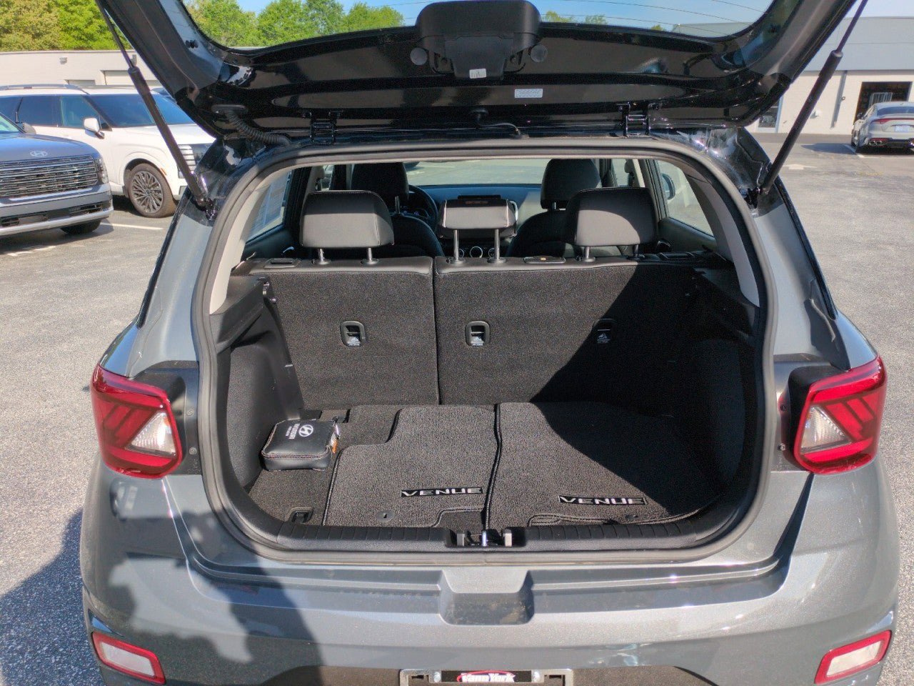 Used 2023 Hyundai Venue Limited w/ Cargo Package FWD image 34