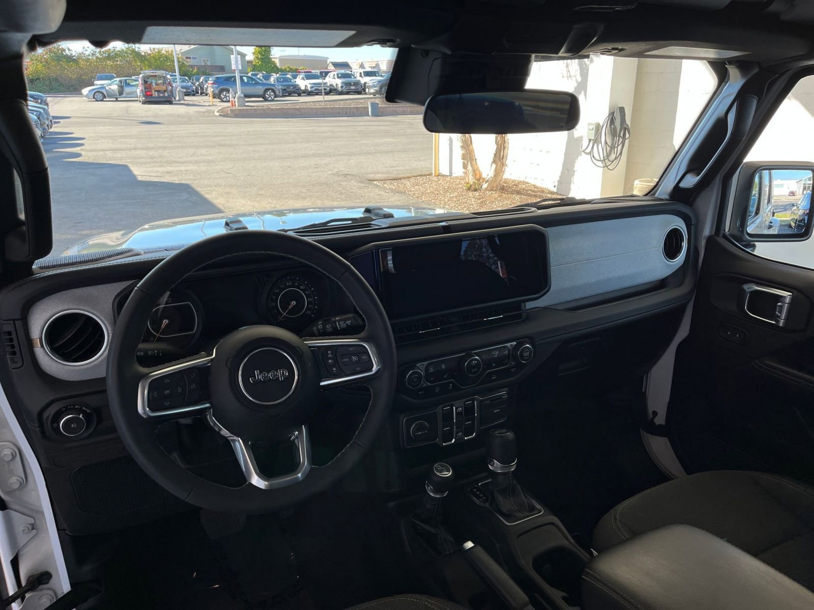 Used 2025 Jeep Wrangler Sahara image 33