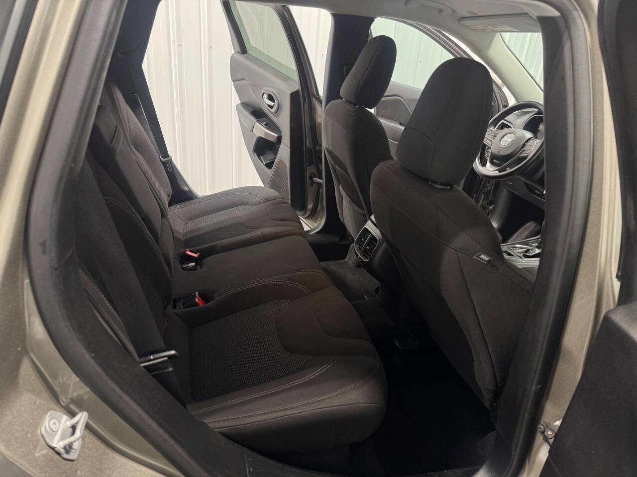 Used 2019 Jeep Cherokee Latitude w/ Cold Weather Group image 22