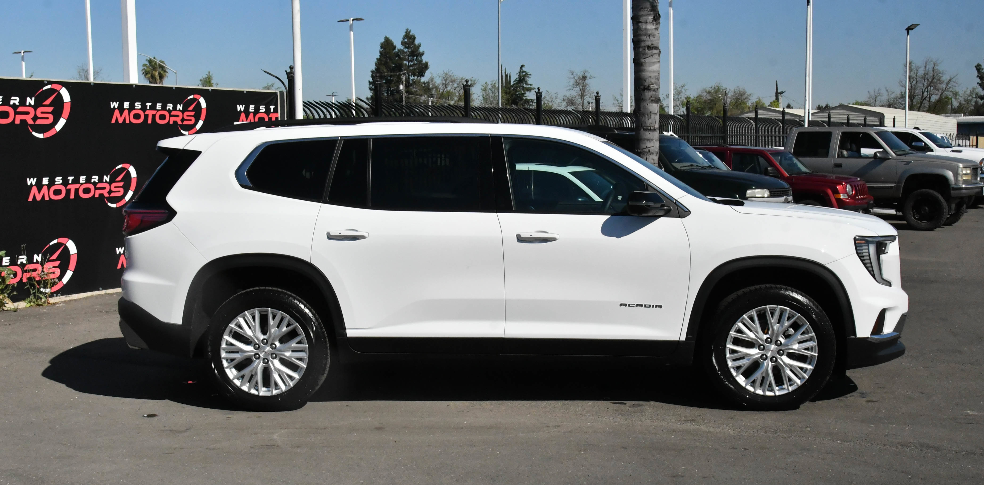 Used 2024 GMC Acadia Elevation image 9
