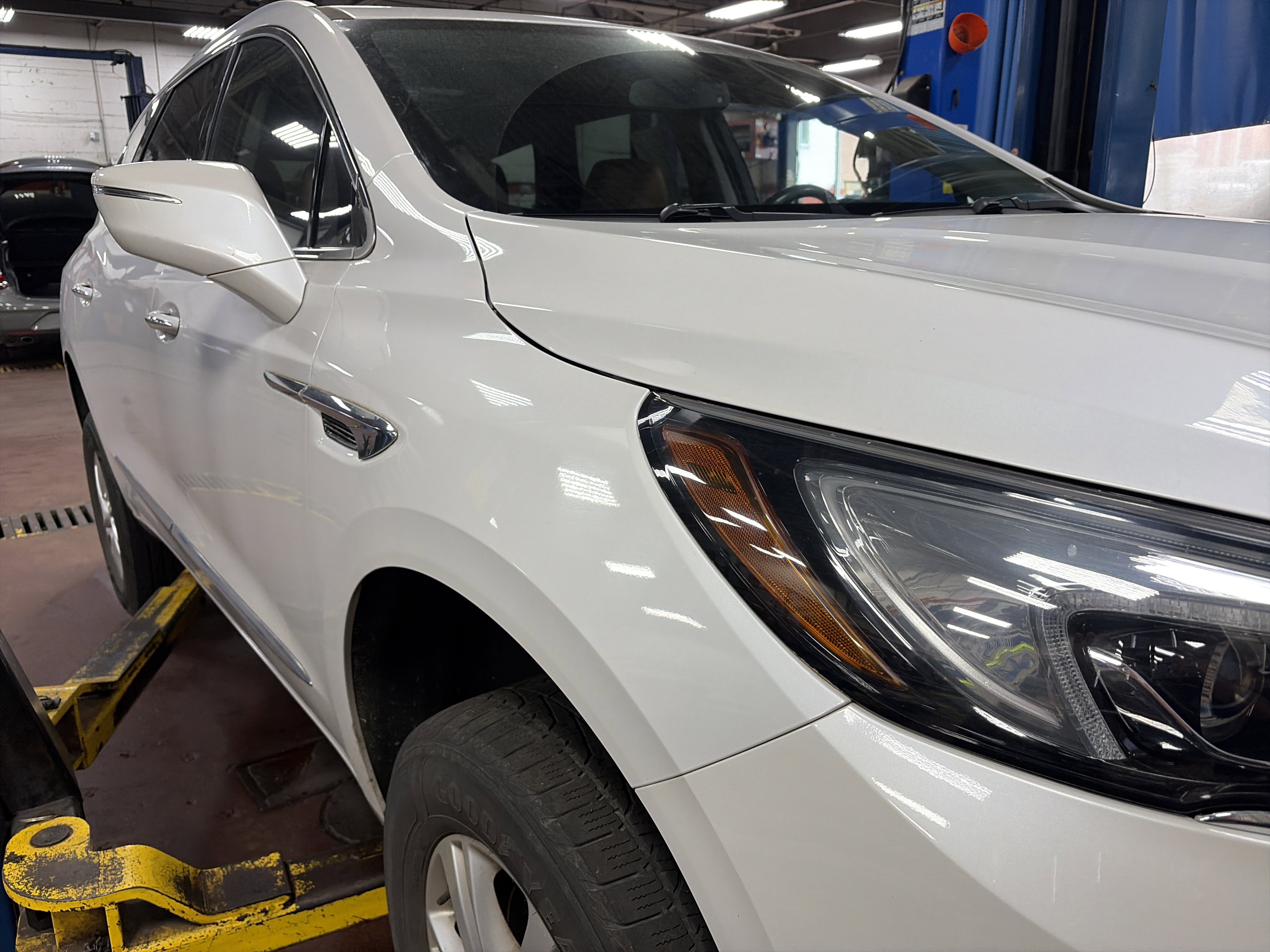 Used 2019 Buick Enclave Essence AWD/4WD image 3