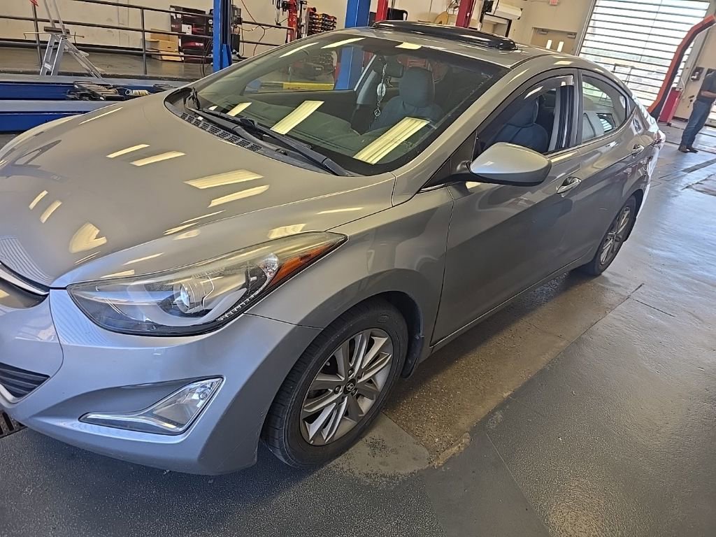 Used 2015 Hyundai Elantra SE w/ Option Group 03 FWD image 2