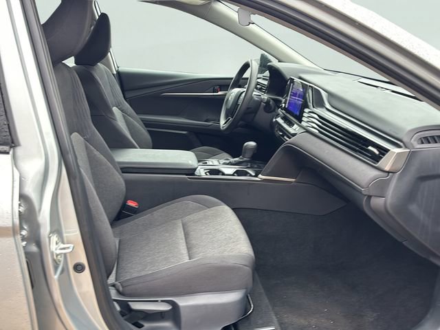 Used 2025 Toyota Camry LE image 11