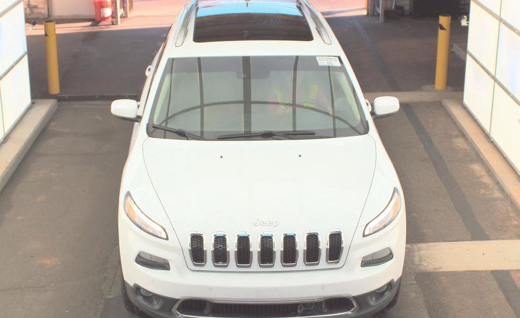 Used 2017 Jeep Cherokee Limited w/ Luxury Group AWD/4WD image 2
