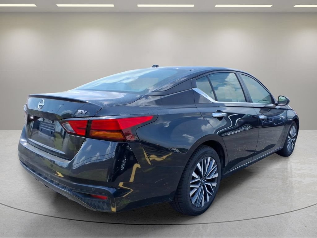 Used 2024 Nissan Altima 2.5 SV FWD image 3