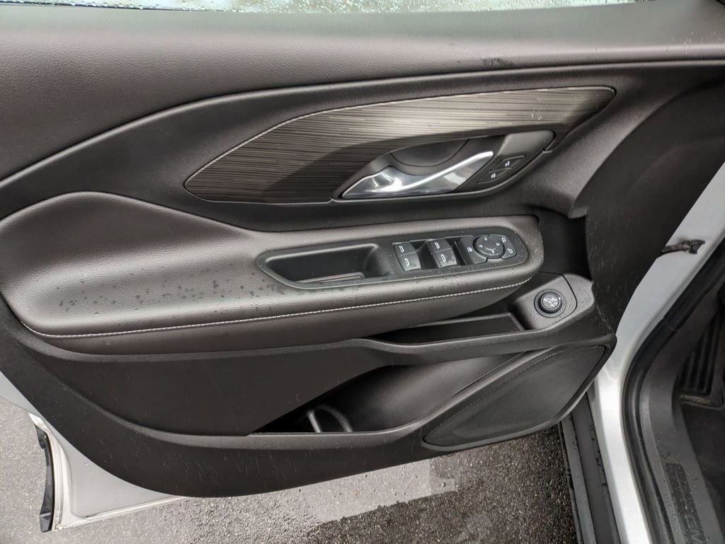 Used 2022 GMC Terrain SLE w/ Driver Convenience Package image 9