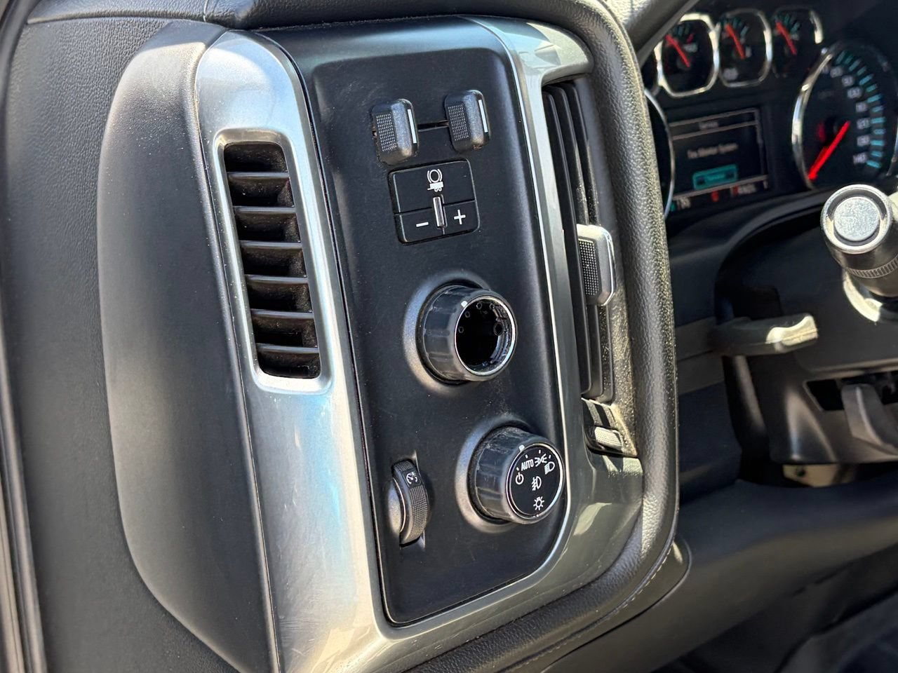 Used 2018 GMC Sierra 2500 SLE w/ SLE Preferred Package AWD/4WD image 7