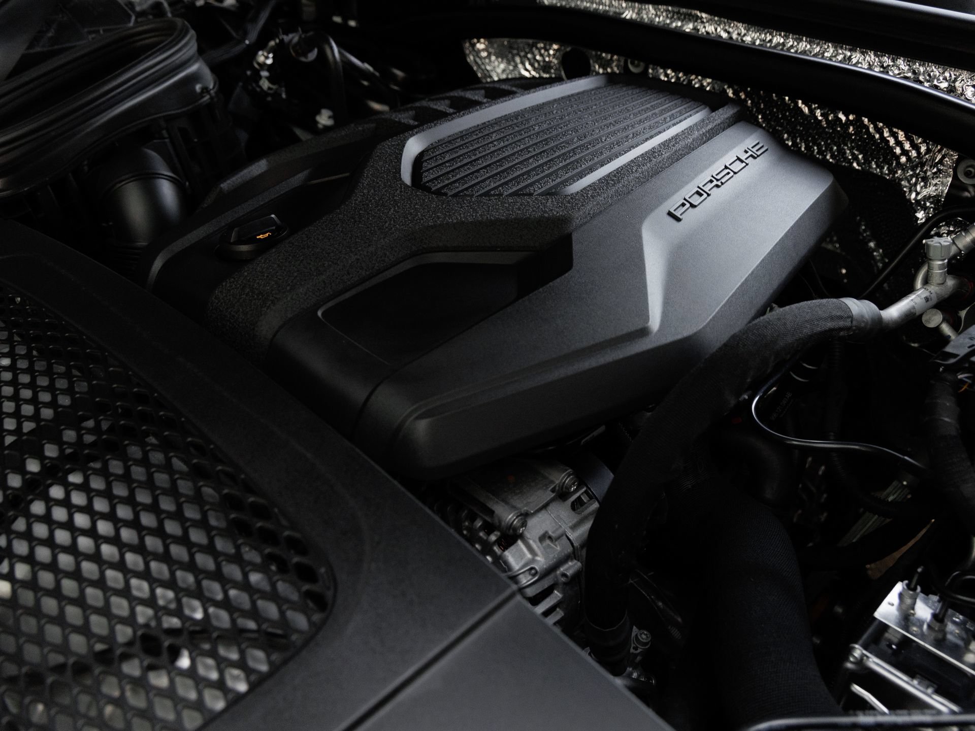 Certified 2025 Porsche Macan AWD/4WD image 42