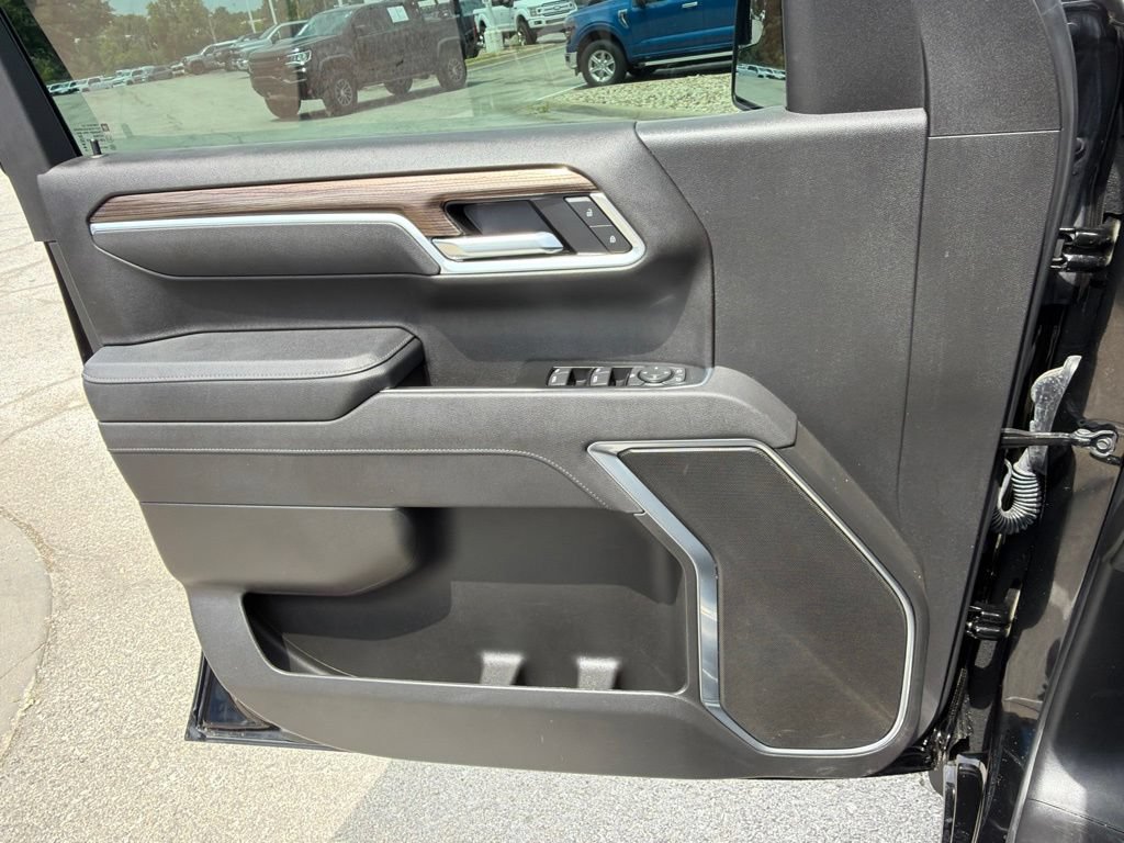 Used 2025 Chevrolet Silverado 1500 LT AWD/4WD image 38