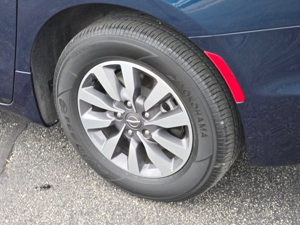 Certified 2024 Chrysler Pacifica Limited FWD image 23