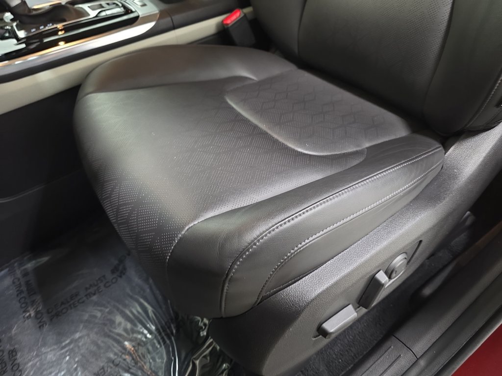 Used 2024 Kia Carnival EX FWD image 28