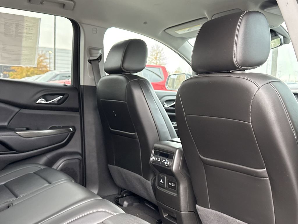 Used 2023 GMC Acadia SLT image 16