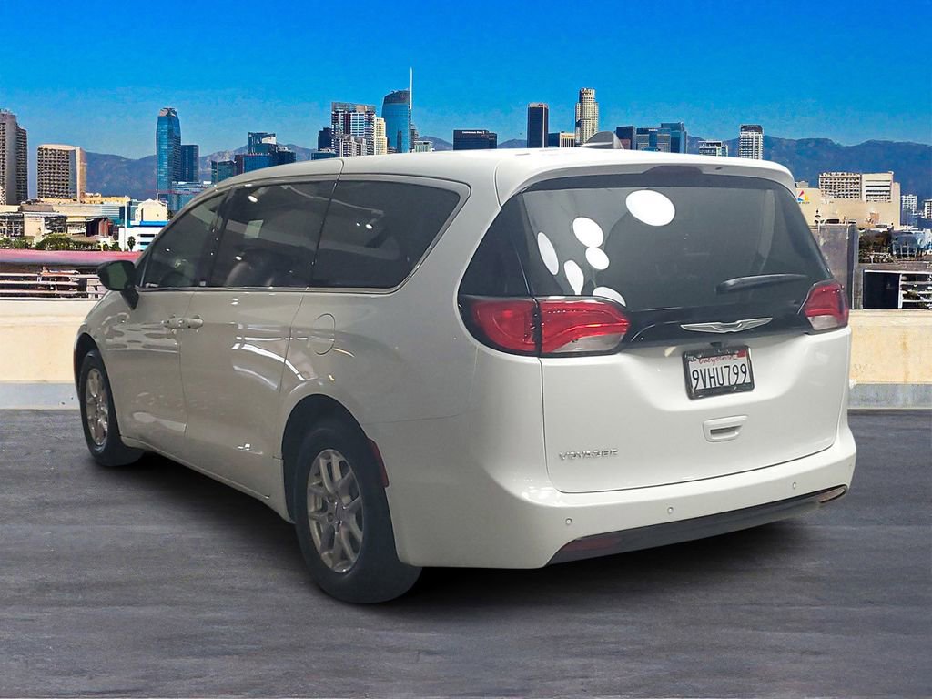 Used 2025 Chrysler Voyager LX image 5