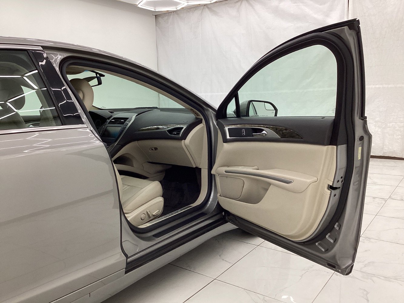 Used 2016 Lincoln MKZ Hybrid image 17