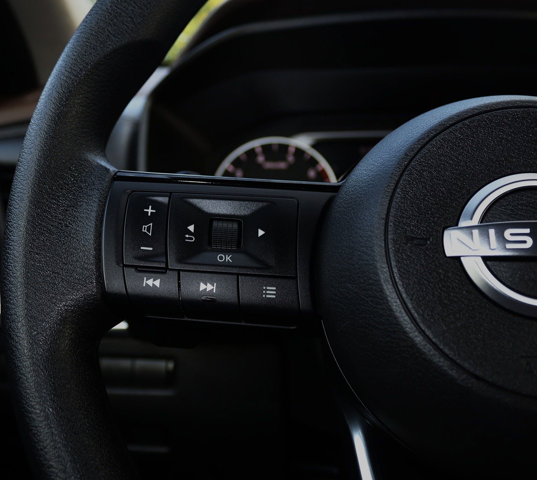 Used 2023 Nissan Rogue SV image 24