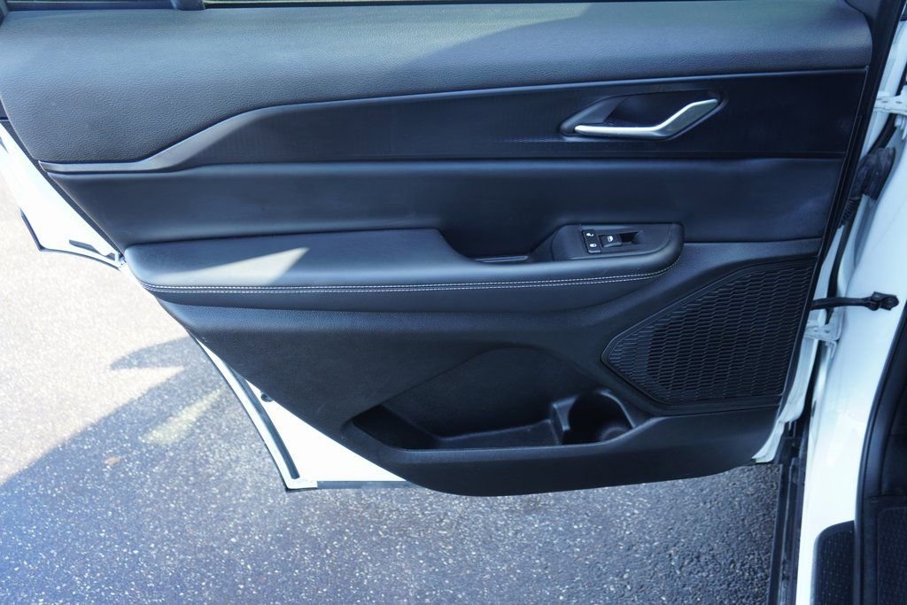 Used 2023 Jeep Grand Cherokee L Laredo image 29