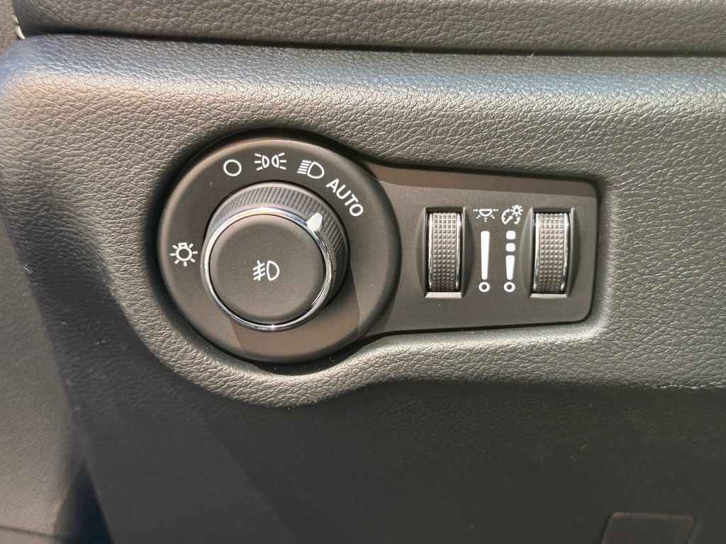 New 2026 Chrysler Pacifica Select FWD image 26