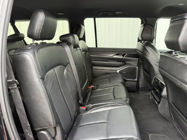 Used 2024 Jeep Wagoneer L Series II RWD image 32