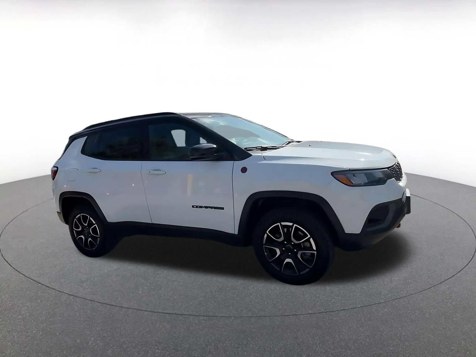 Used 2025 Jeep Compass Trailhawk AWD/4WD image 2