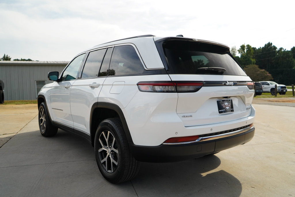 Used 2025 Jeep Grand Cherokee Limited AWD/4WD image 4